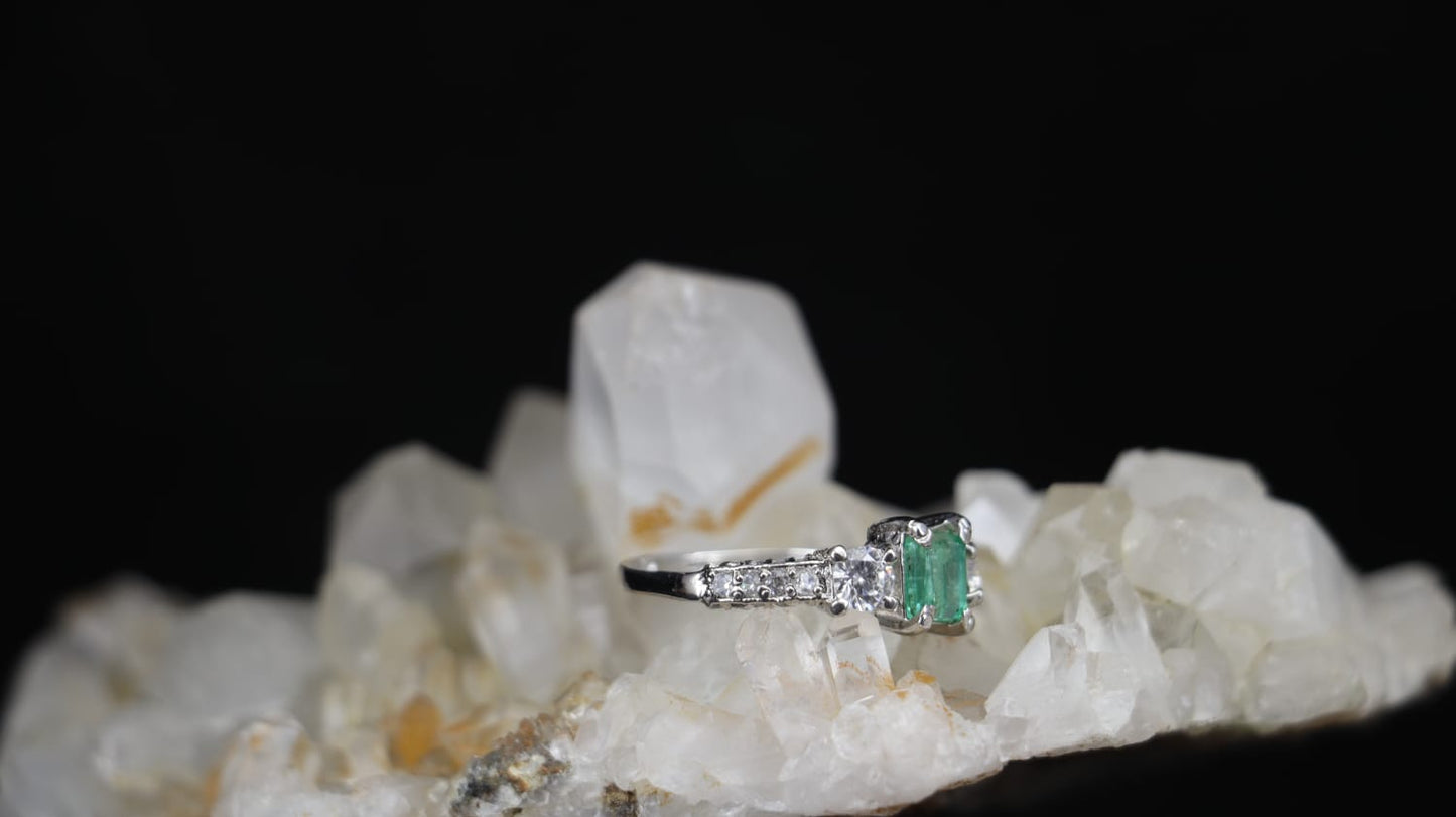Emerald Silver Ring with Side Zircon – Premium Quality