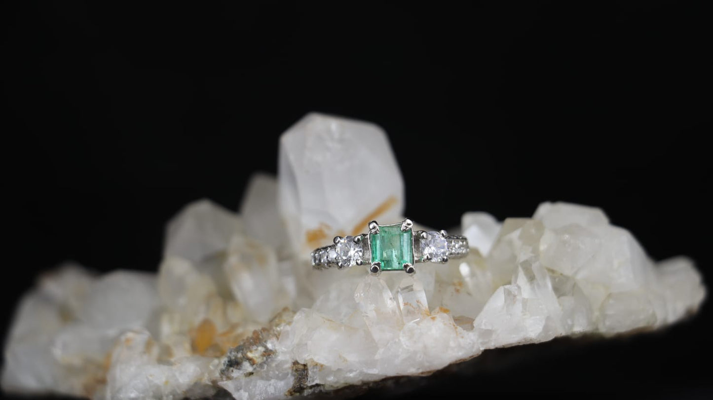 Emerald Silver Ring with Side Zircon – Premium Quality